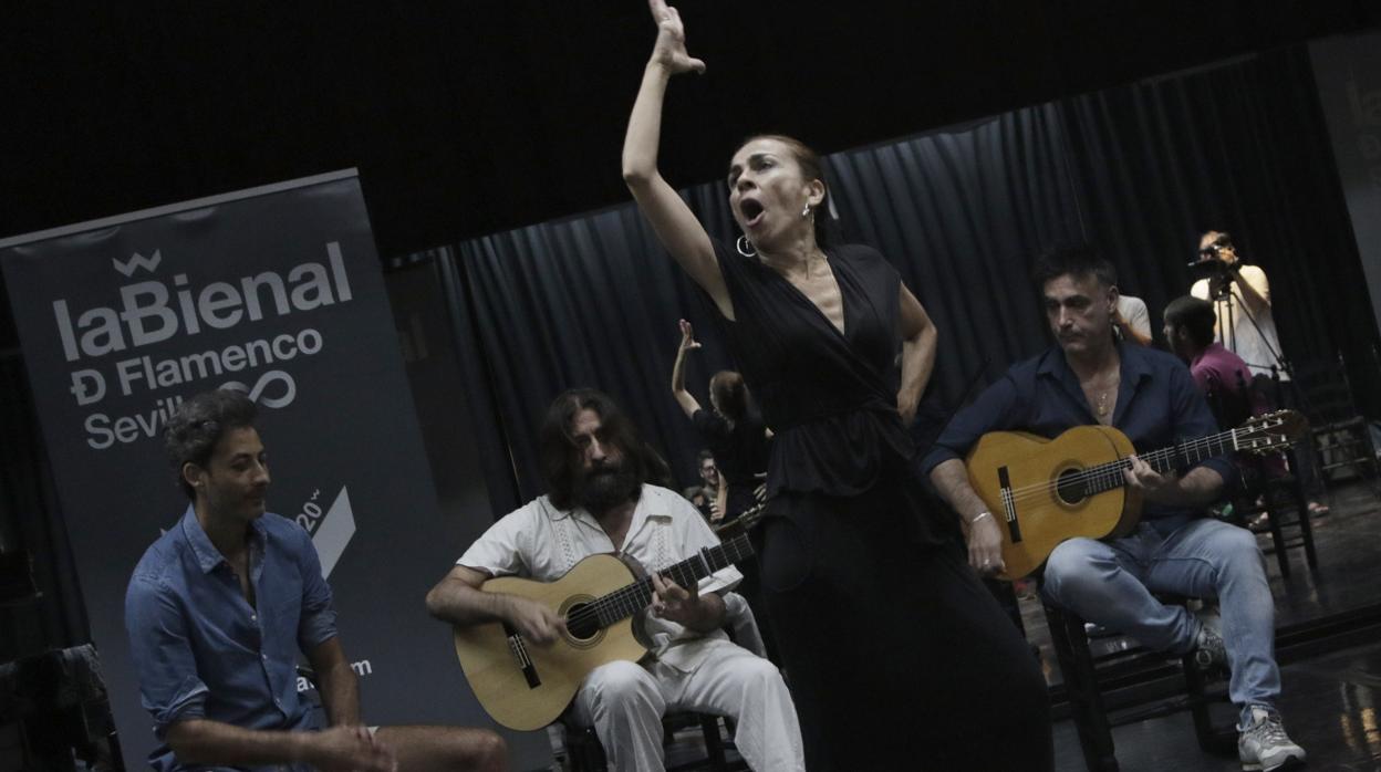 La bailaora, Premio nacional de Danza 2013, Isabel Bayón, durante el ensayo gráfico de su espectáculo «Soy yo»