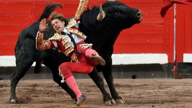 Cornada a Juan Leal con miuras de otra época en Bilbao