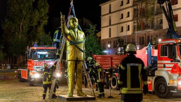 Retiran una polémica estatua de Erdogan del centro de una ciudad alemana