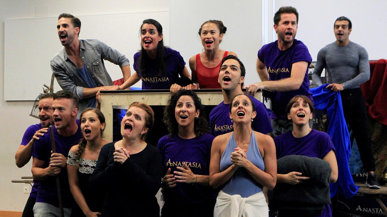 Varios intérpretes durante la presentación del musical de Broadway «Anastasia»