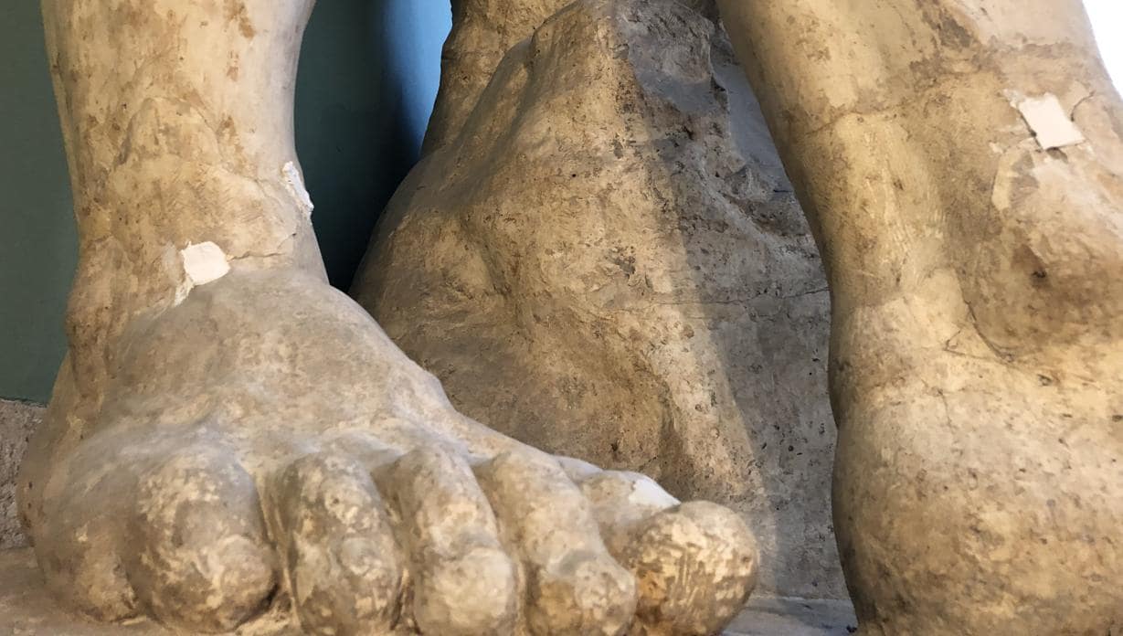 Se aprecian las grietas causadas en los tobillos de la escultura del Hércules Farnese