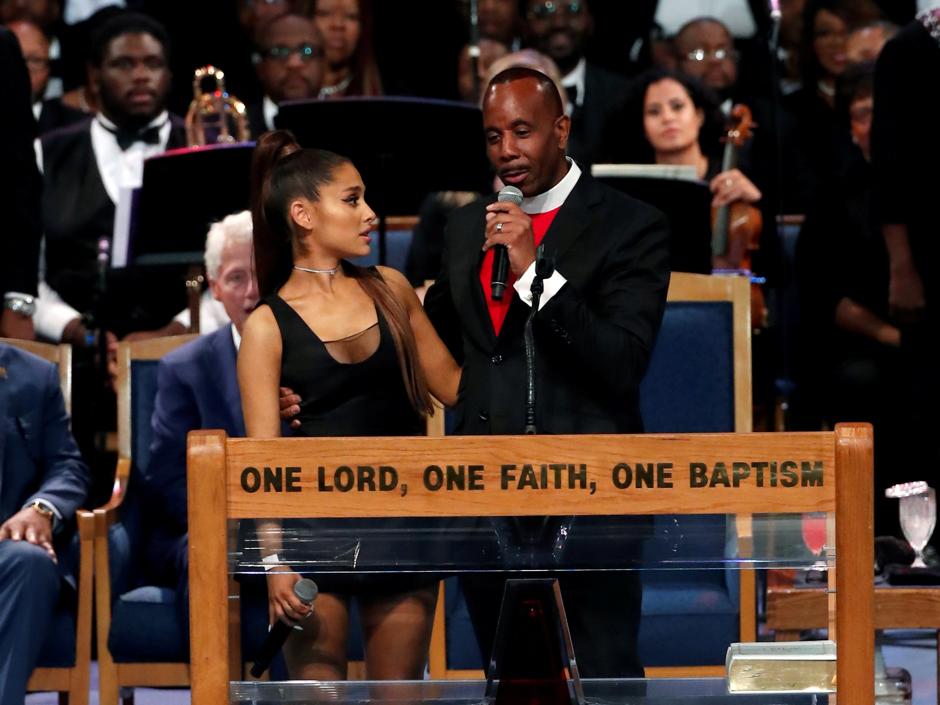 Ariana Grande y Charles Ellis, en un momento del funeral de Aretha Franklin