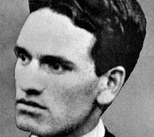 César Vallejo, junto al cuerpo y el alma