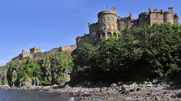 Descubren una puerta medieval escondida en una red de cuevas usada por piratas y contrabandistas