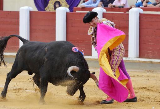 El Fandi, con el capote