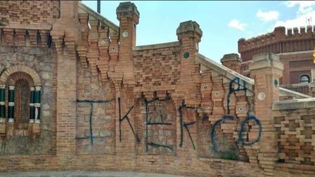 Indignación en Teruel por una enorme pintada en la Escalinata del Paseo del Óvalo