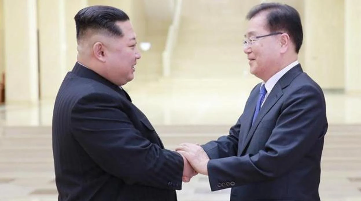 El líder de Corea del Norte Kim Jong-un saluda al jefe de la Oficina de Seguridad Nacional de Corea del Sur Chung Eui-Yong