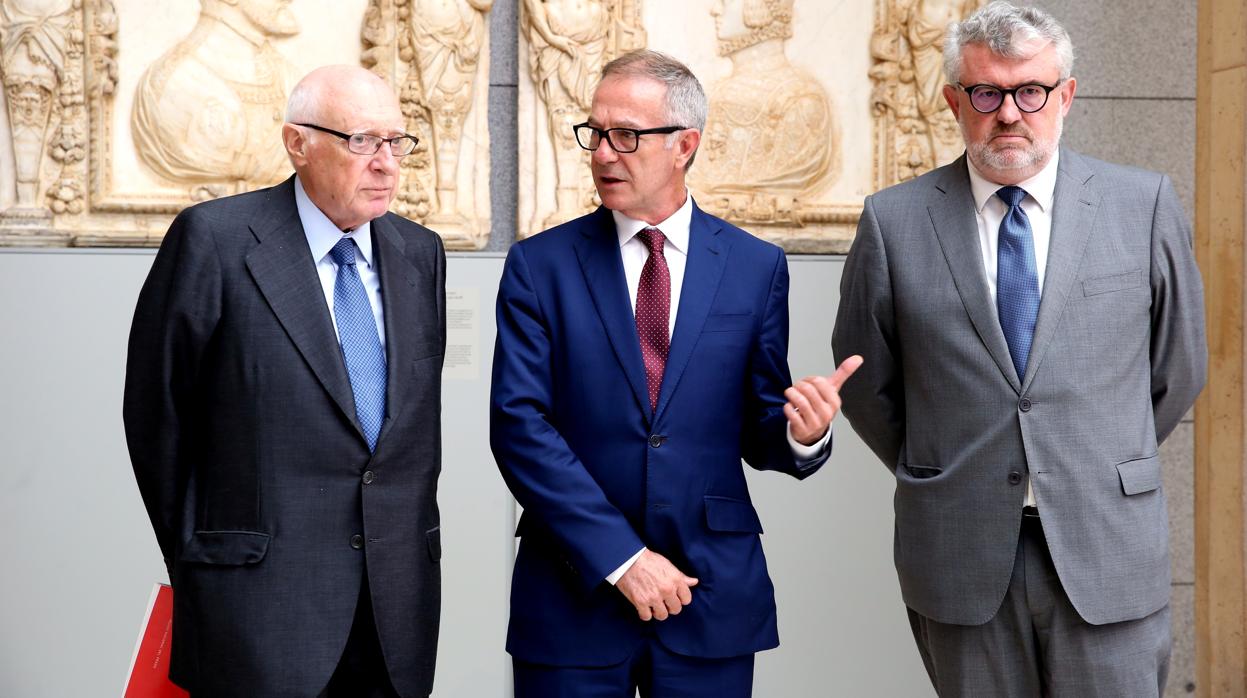 De izquierda a derecha, José Pedro Pérez-Llorca, José Guirao y Miguel Falomir, ayer en el Claustro de los Jerónimos