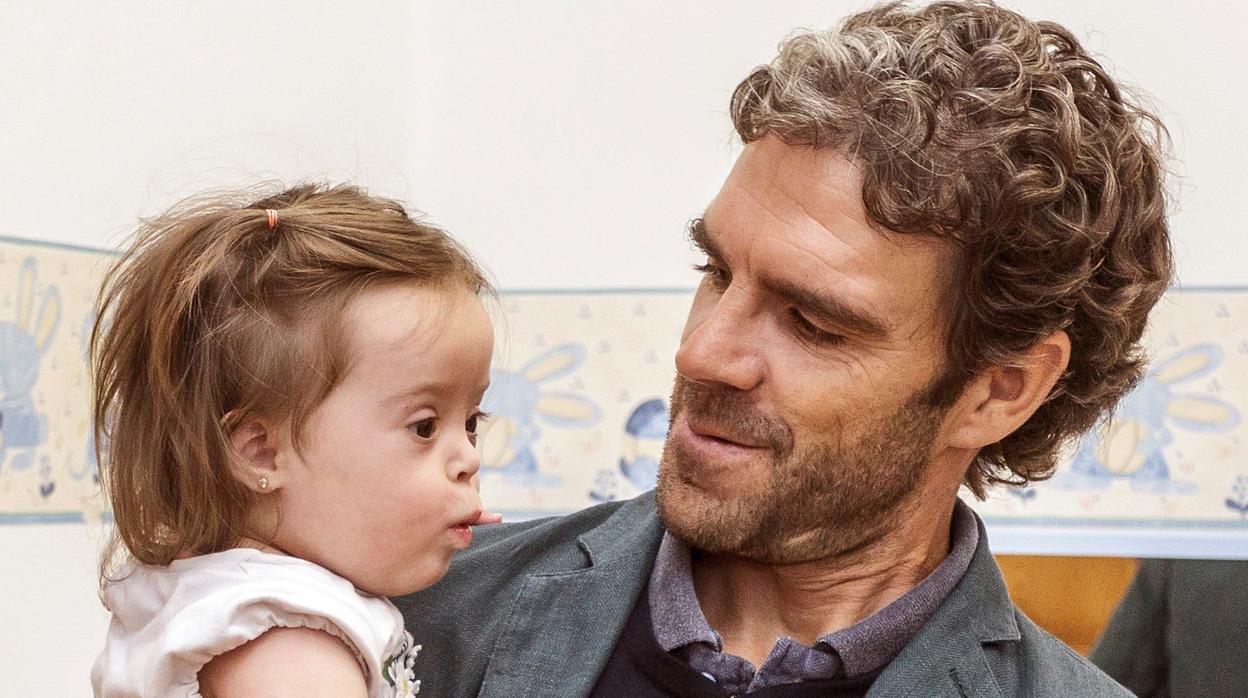 José Tomás, con una niña duarnte su visita a la Asociación de Síndrome de Down en Burgos