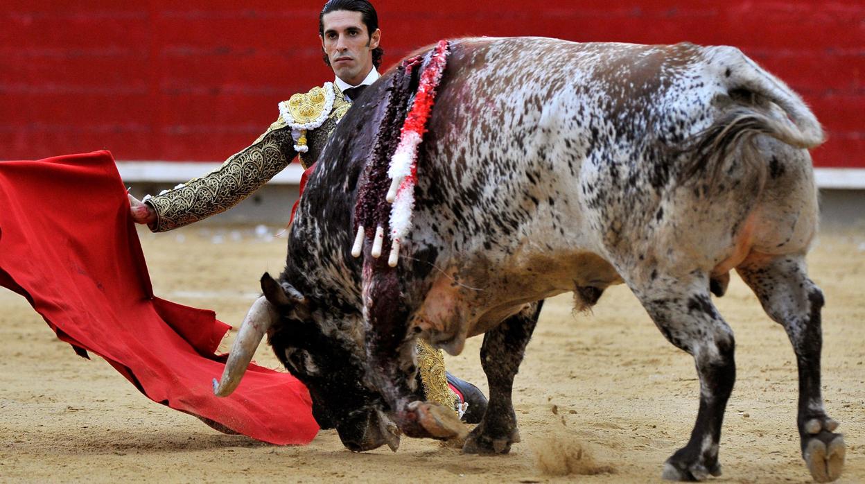 Talavante, de rodillas mirando el tendido