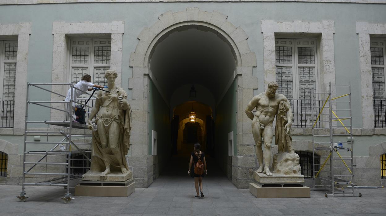 Las esculturas de Flora (izquierda) y Hércules (derecha), durante su restauración en su nueva ubicación en la Real Academia de Bellas Artes de San Fernando