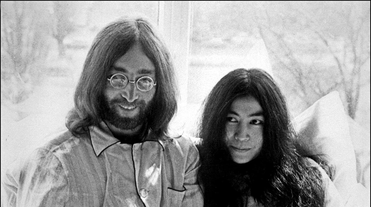 Foto de archivo de 1969 que muestra a John Lennon y a Yoko Ono