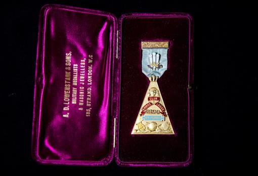 Medalla de 18 quilates perteneciente "Savage Club" y entregada al príncipe Carlos de Gales