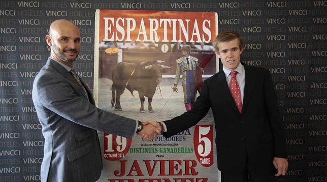 Peralta y Jiménez en la presentación del cartel de su despedida como novillrero en Espartinas