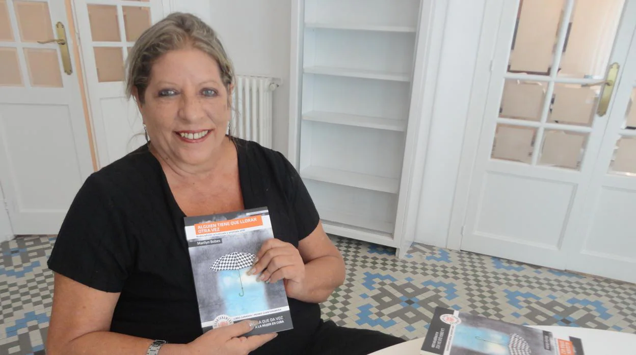 La escritora cubana Marilyn Boves con un ejemplar de su libro