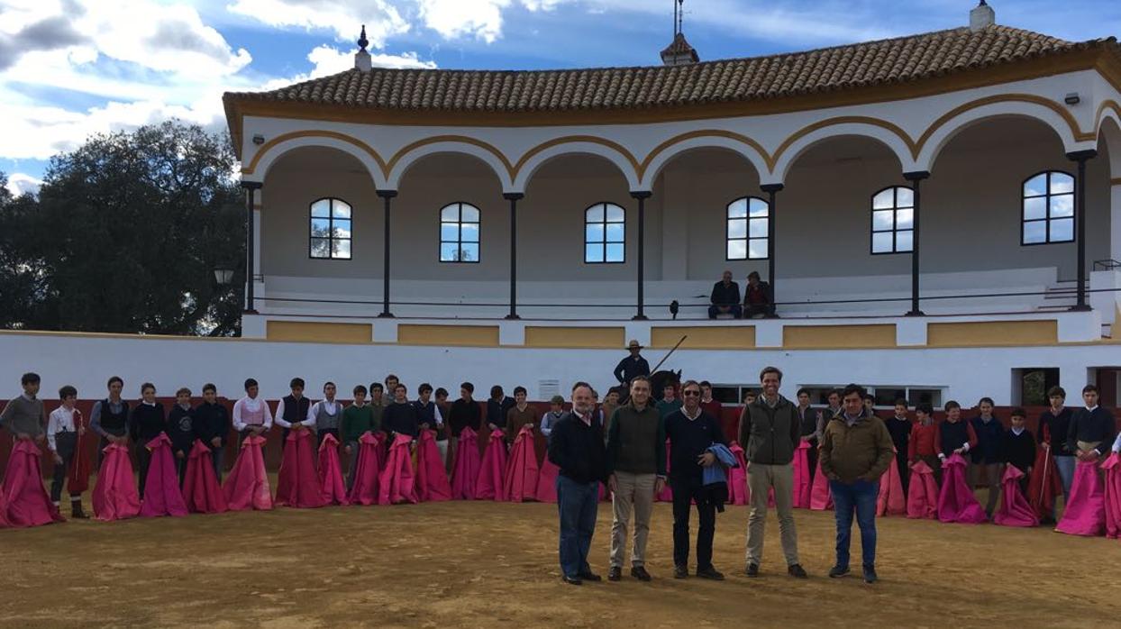 Los alumnos de la escuela en un tentadero en el campo