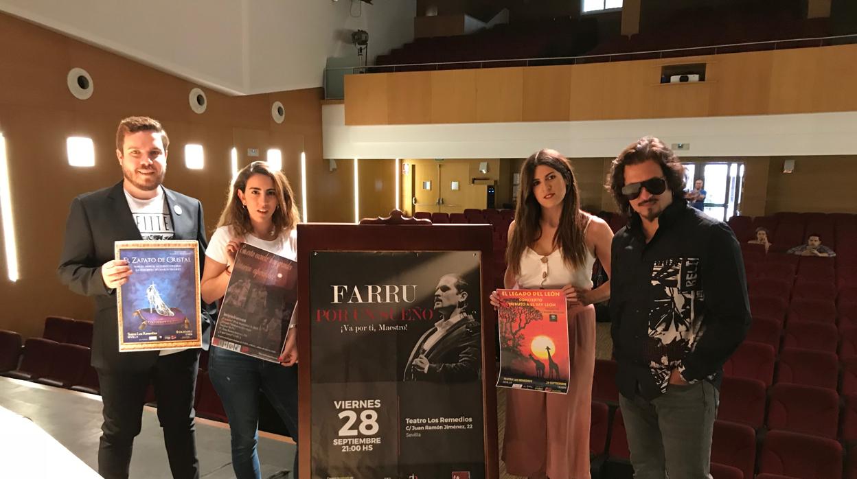 Los nuevos responsables del teatro junto al artista flamenco Farru