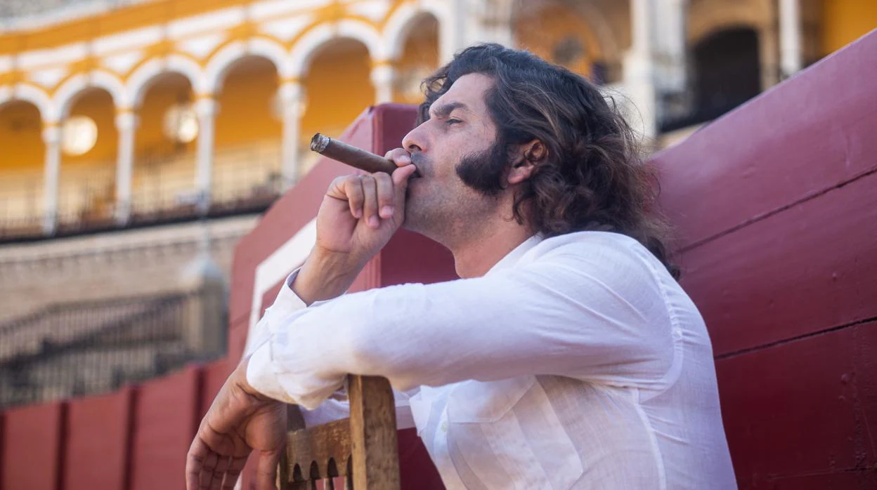 Morante de la Puebla se fuma un puro en la Maestranza