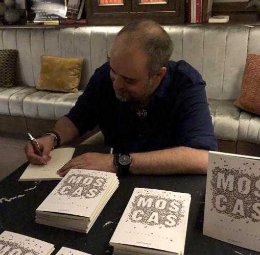 Imagen del autor firmando libros en foto del Twitter de Jose María Font