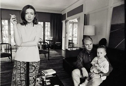 Joan Didion, con su marido y su hija, en su casa de Malibú