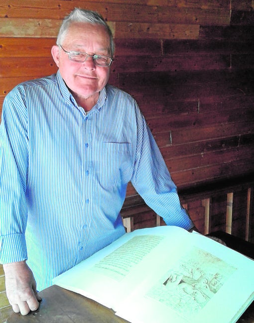 Borja de Pedro, con un ejemplar de la obra, en su casa de Añón del Moncayo