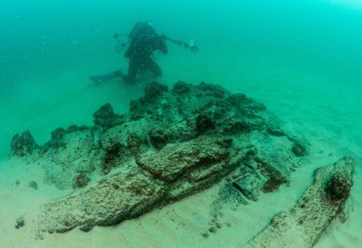 Un arqueólogo durante una inmersión cerca de un barco descubierto en aguas de Cascais