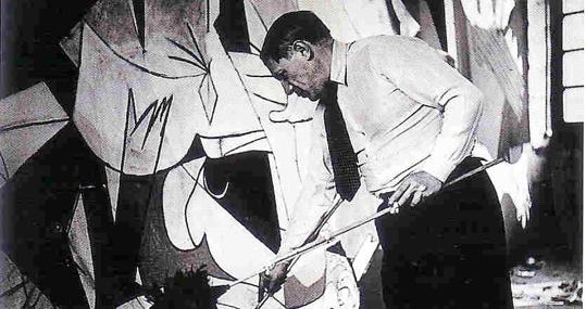 Picasso en su estudio pintando el «Guernica»