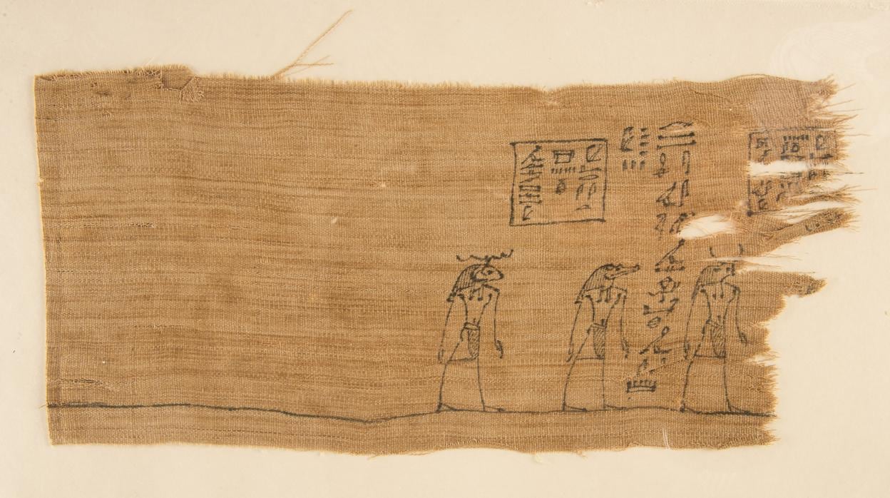 Fragmento de una venda de una momia egipcia de hace 2.300 años con una ilustración del «Libro de los muertos»