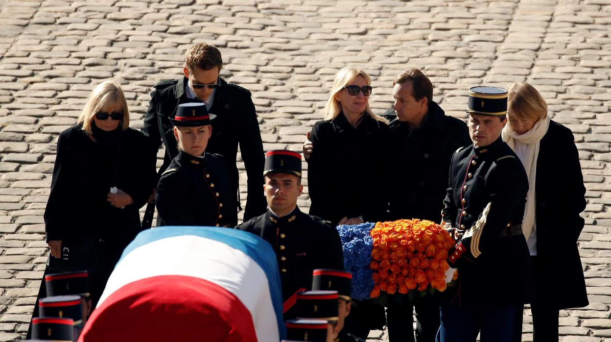 Familiares acompañan el féretro con los restos mortales del cantante francés Charles Aznavour