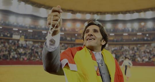 Diego Ventura, con la bandera de España y un rosario en la mano