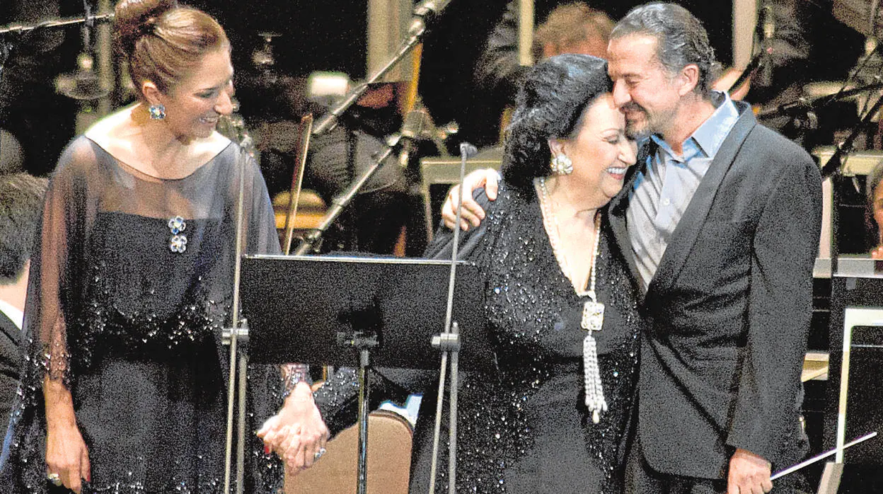 Montserrat Caballé y José María Cano se abrazan, en presencia de Montserrat Martí, en un concierto en Madrid en 2012