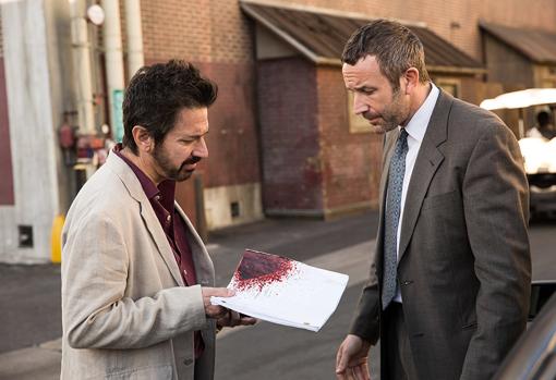 Ray Romano y Chris O’Dowd en «Get shorty», con su guion cubierto de sangre