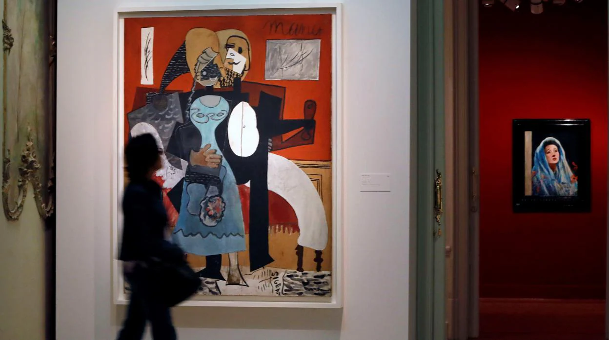 Una visitante pasa frente a «Los enamorados», de Picasso