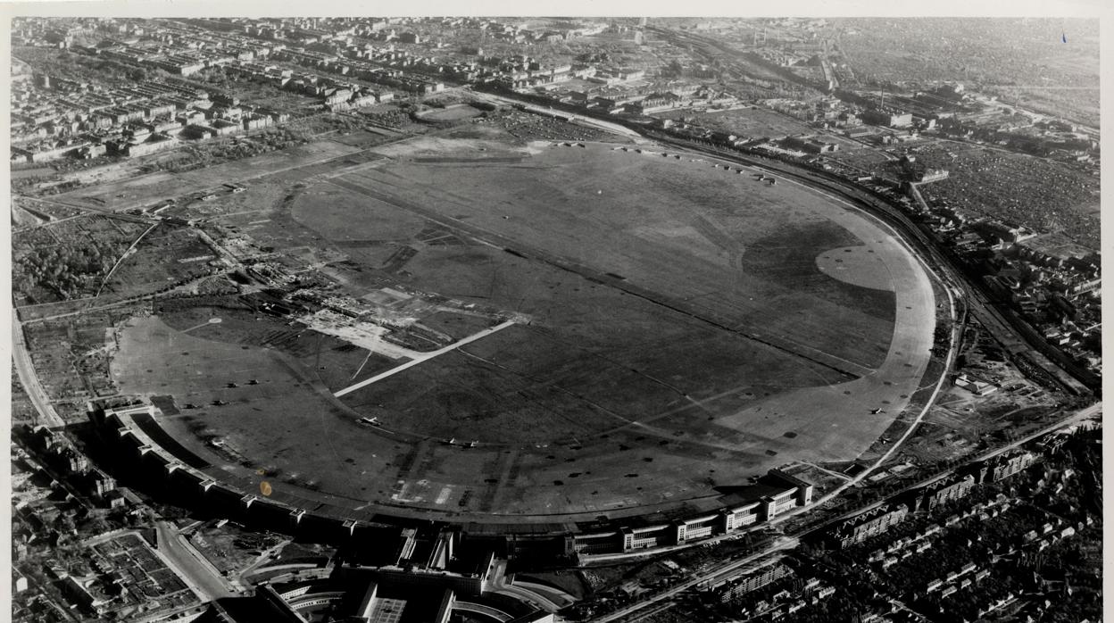 Vista aérea del aeropuerto berlinés de Tempelhof, donde el régimen nazi instaló uno de sus primeros campos de concentración