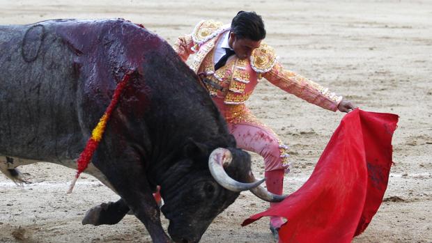 Alberto Aguilar corta una oreja en su adiós a los ruedos y Raúl Martí sufre una cornada