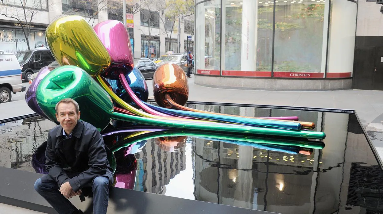 El artista estadounidense Jeff Koons posa delante de la obra que regaló a París