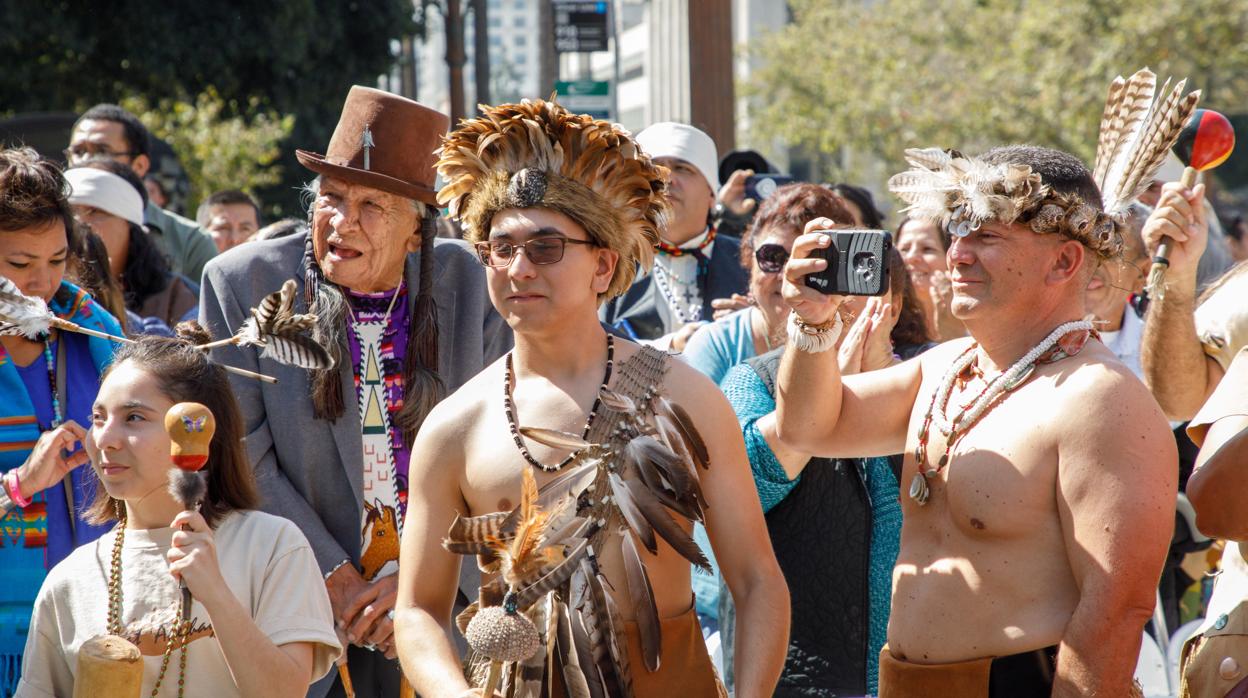 Celebración del Día de los Pueblos Indígenas en Los Ángeles, donde se ha abolido el Día de Colón