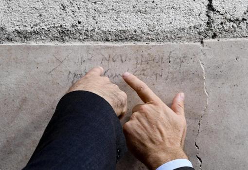 El ministro italiano de Cultura, Alberto Bonisoli y el director del parque arqueológico, Massimo Osanna, señalan la inscripción