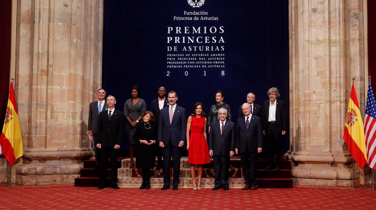 Los Reyes posan para la foto de familia con los galardonados con los premios Princesa de Asturias