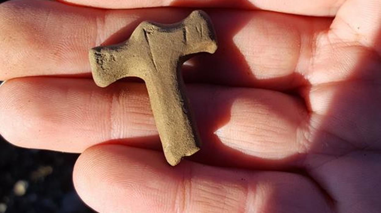 Hallan en Islandia un amuleto vikingo único con el martillo del dios nórdico Thor