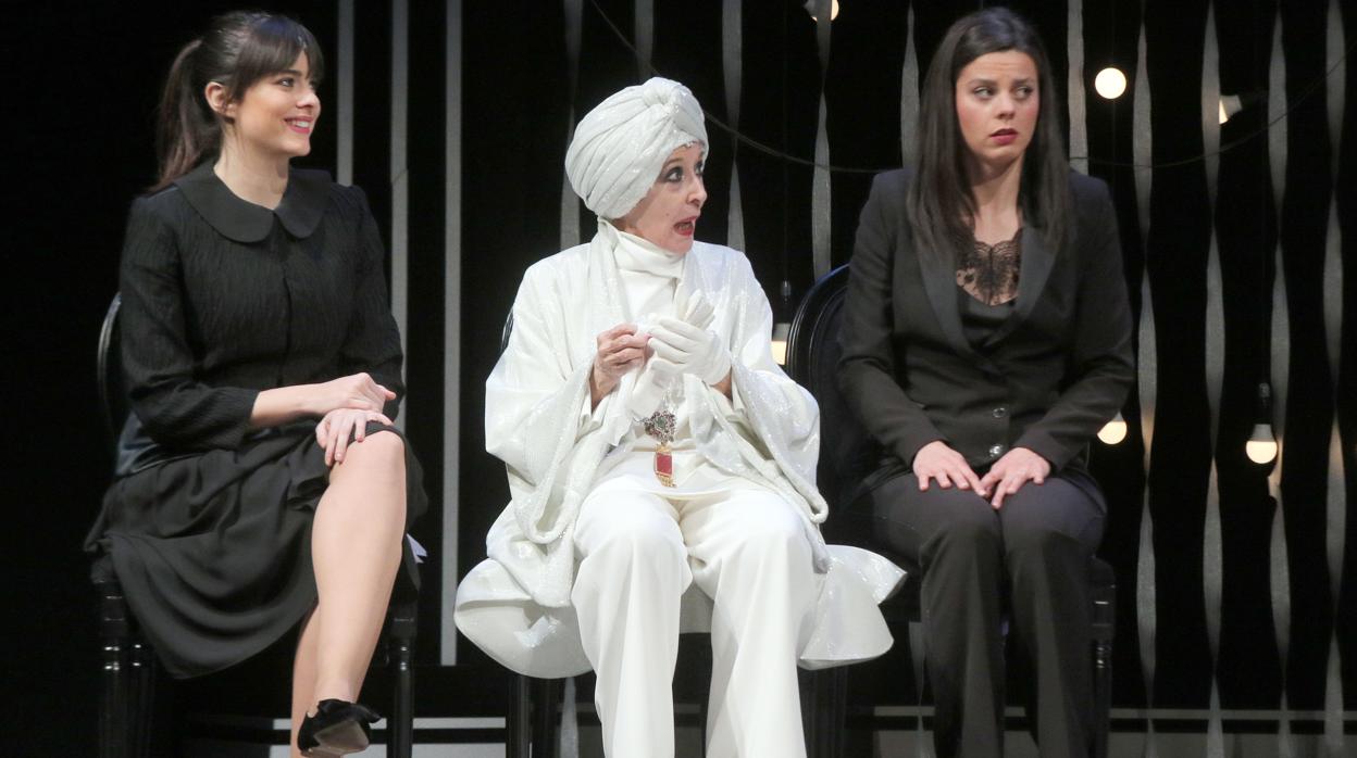 Cristina Abad, Concha Velasco y Clara Alvarado, en un momento de «El funeral»