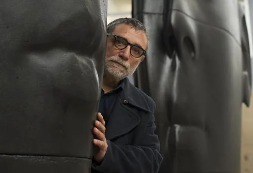 Jaume Plensa, en su taller, junto a algunas de sus esculturas