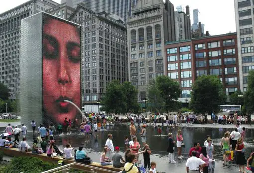 Una de sus atracciones del Millennium Park de Chicago es la Crown Fountain de Plensa: una fuente formada por dos torres de 16 metros de altura con retratos de gente de la ciudad por cuya boca sale agua
