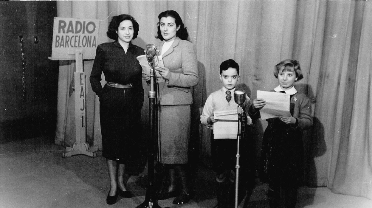 El primer programa del «Consultorio de Elena Francis» se emitió en Radio Barcelona el 27 de noviembre de 1950