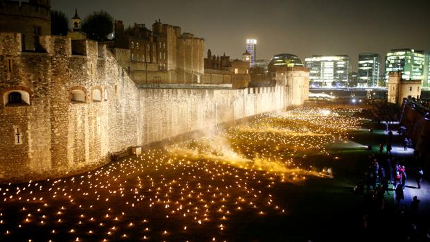 La espectacular imagen en la Torre de Londres para conmemorar el fin de la Primera Guerra Mundial