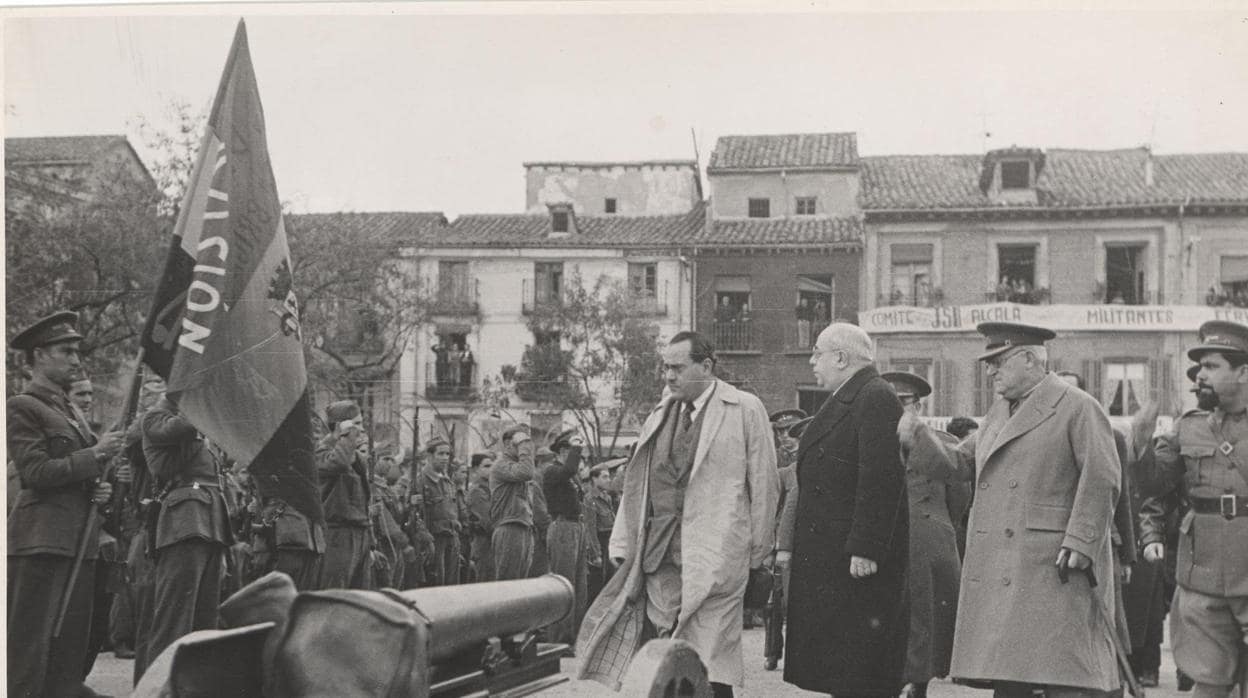 Juan Negrín, Manuel Azaña, el general Miaja y El Campesino pasan revista a las tropas republicanas en noviembre de 1937