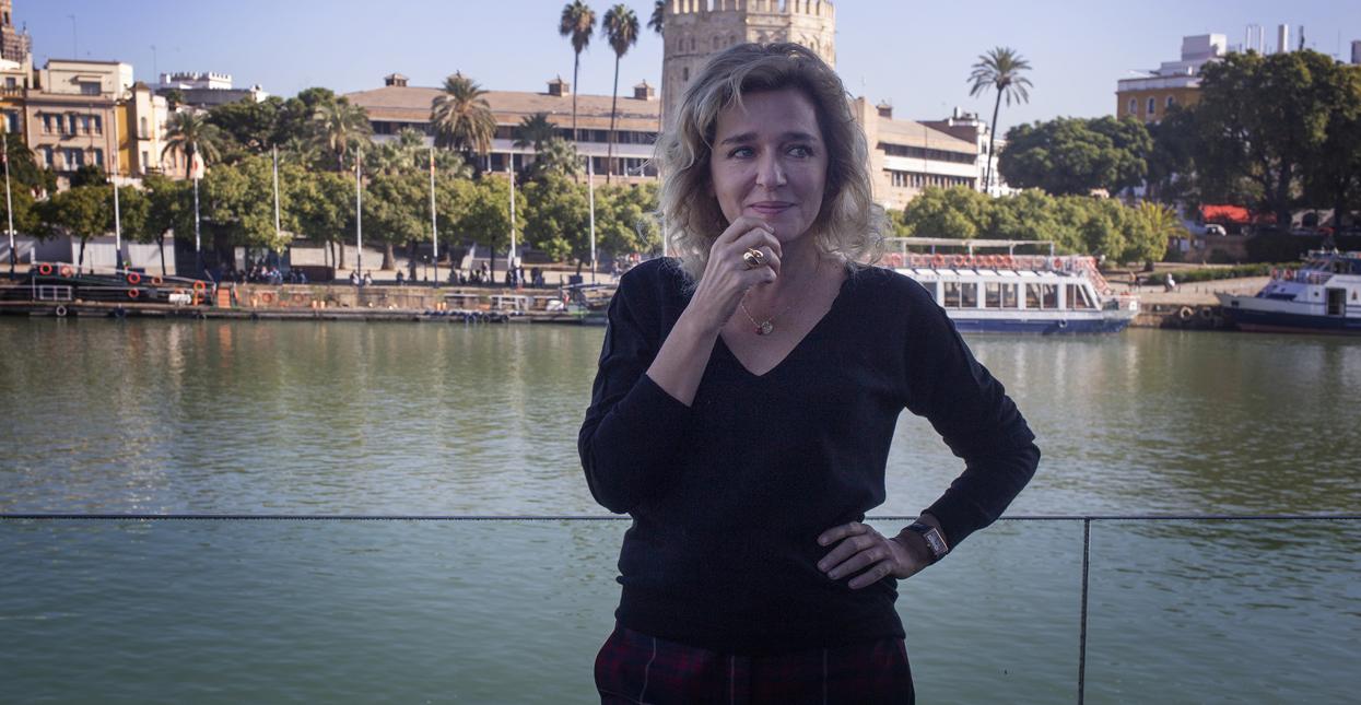 La actriz Valeria Golino frente a la Torre del Oro