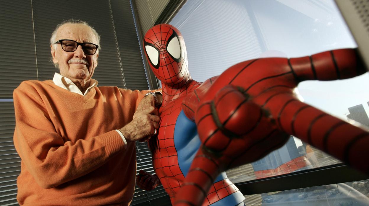 Stan Lee junto a Spiderman