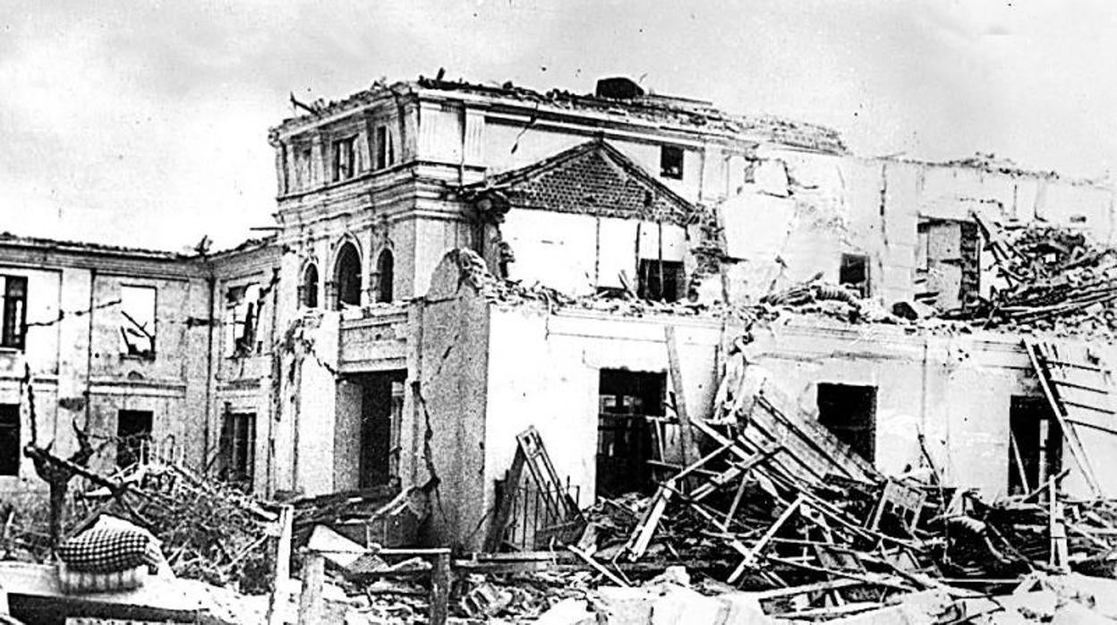 Fotografía del edificio tras la explosión del polvorín de la Armada en Cádiz