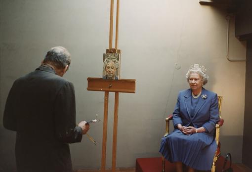 Isabel II posando para un retrato que le estaba haciendo Lucian Freud